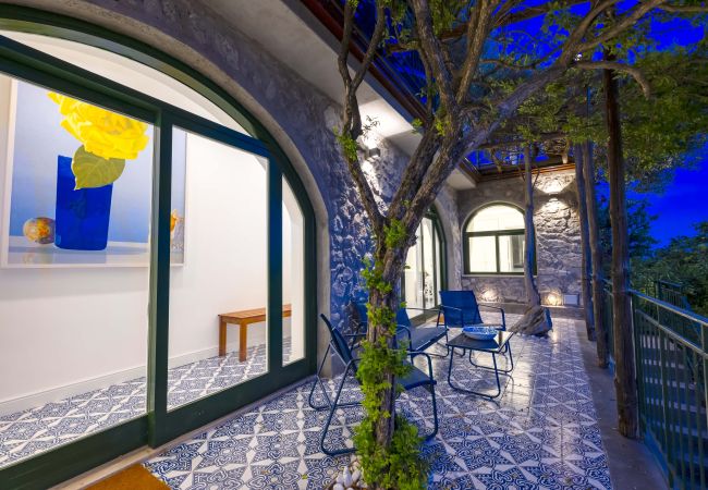 Villa a Positano - AMORE RENTALS - Villa Lo Scoglio con Accesso Diretto al Mare e Giardino  Villa a Positano - AMORE RENTALS - Villa Lo Scoglio con Accesso Diretto al Mare e Giardino