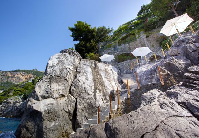 Villa a Positano - AMORE RENTALS - Villa Lo Scoglio con Accesso Diretto al Mare e Giardino  Villa a Positano - AMORE RENTALS - Villa Lo Scoglio con Accesso Diretto al Mare e Giardino
