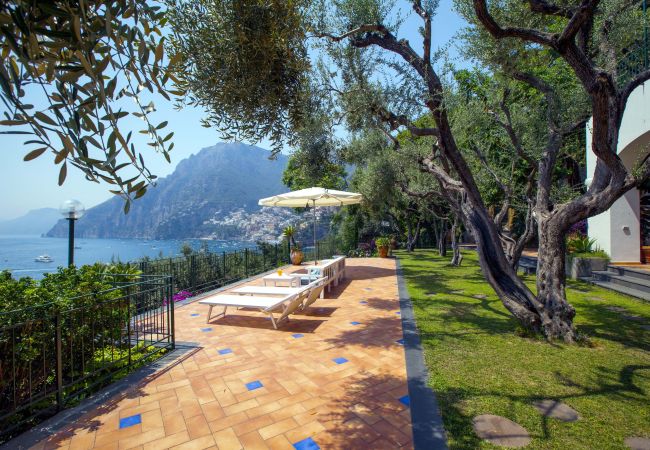 Villa a Positano - AMORE RENTALS - Villa Lo Scoglio con Accesso Diretto al Mare e Giardino  Villa a Positano - AMORE RENTALS - Villa Lo Scoglio con Accesso Diretto al Mare e Giardino