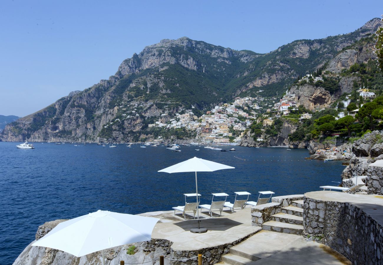 Villa a Positano - AMORE RENTALS - Villa Lo Scoglio con Accesso Diretto al Mare e Giardino 