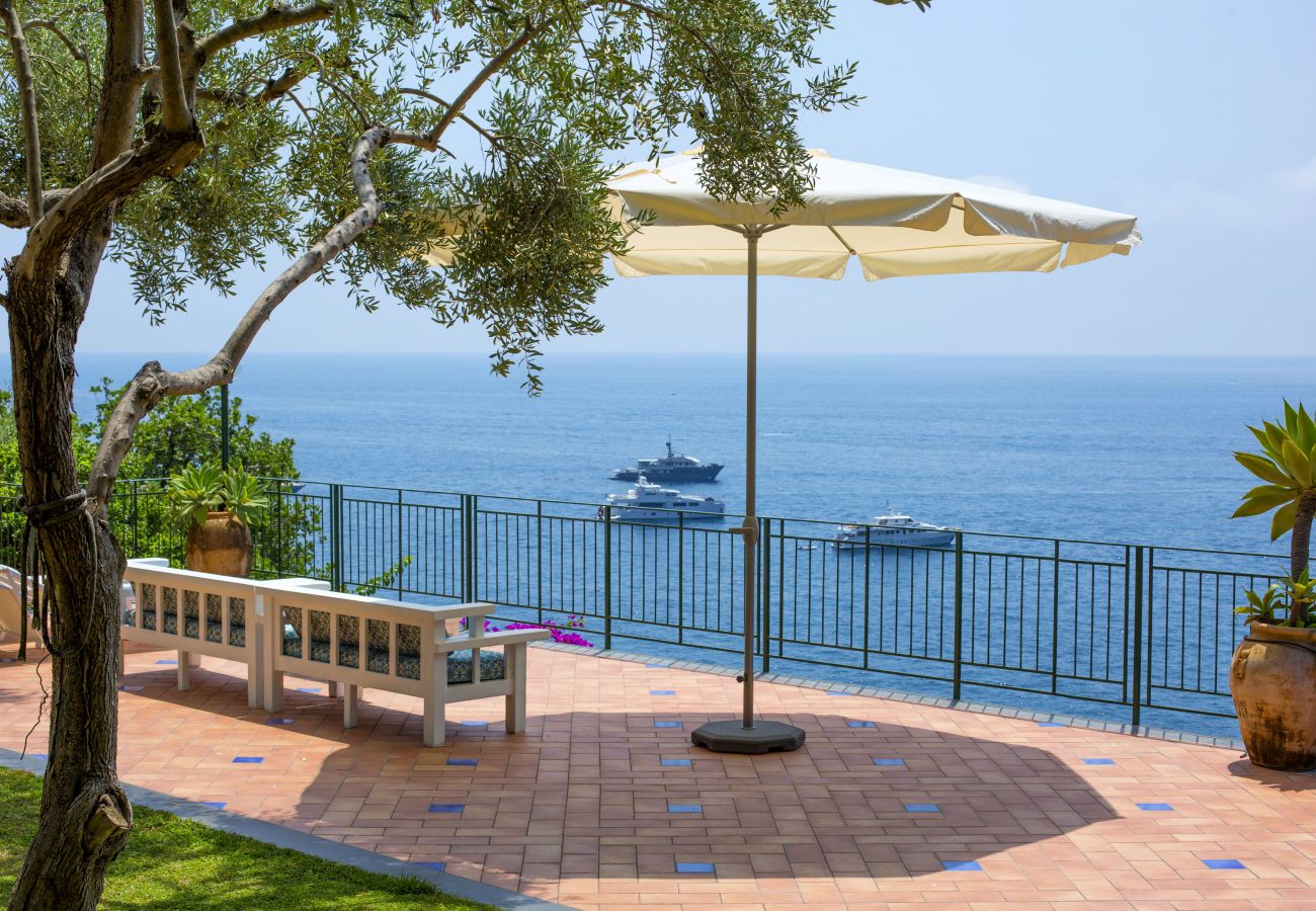 Villa a Positano - AMORE RENTALS - Villa Lo Scoglio con Accesso Diretto al Mare e Giardino 