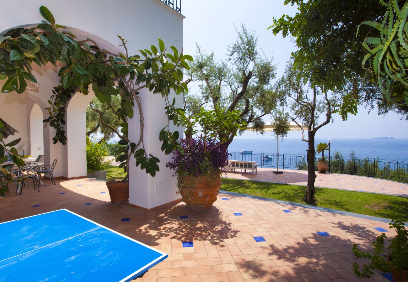 Villa a Positano - AMORE RENTALS - Villa Lo Scoglio con Accesso Diretto al Mare e Giardino 