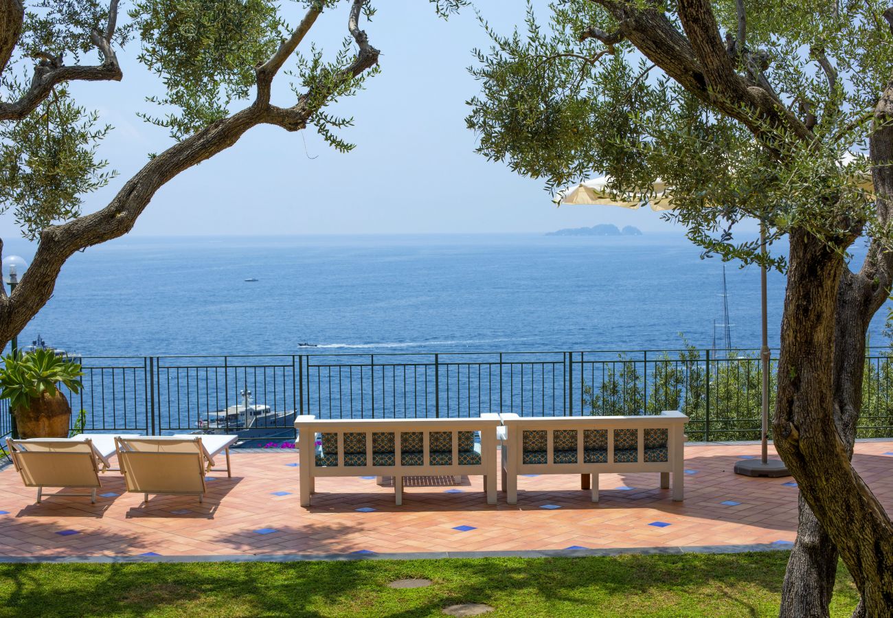 Villa a Positano - AMORE RENTALS - Villa Lo Scoglio con Accesso Diretto al Mare e Giardino 