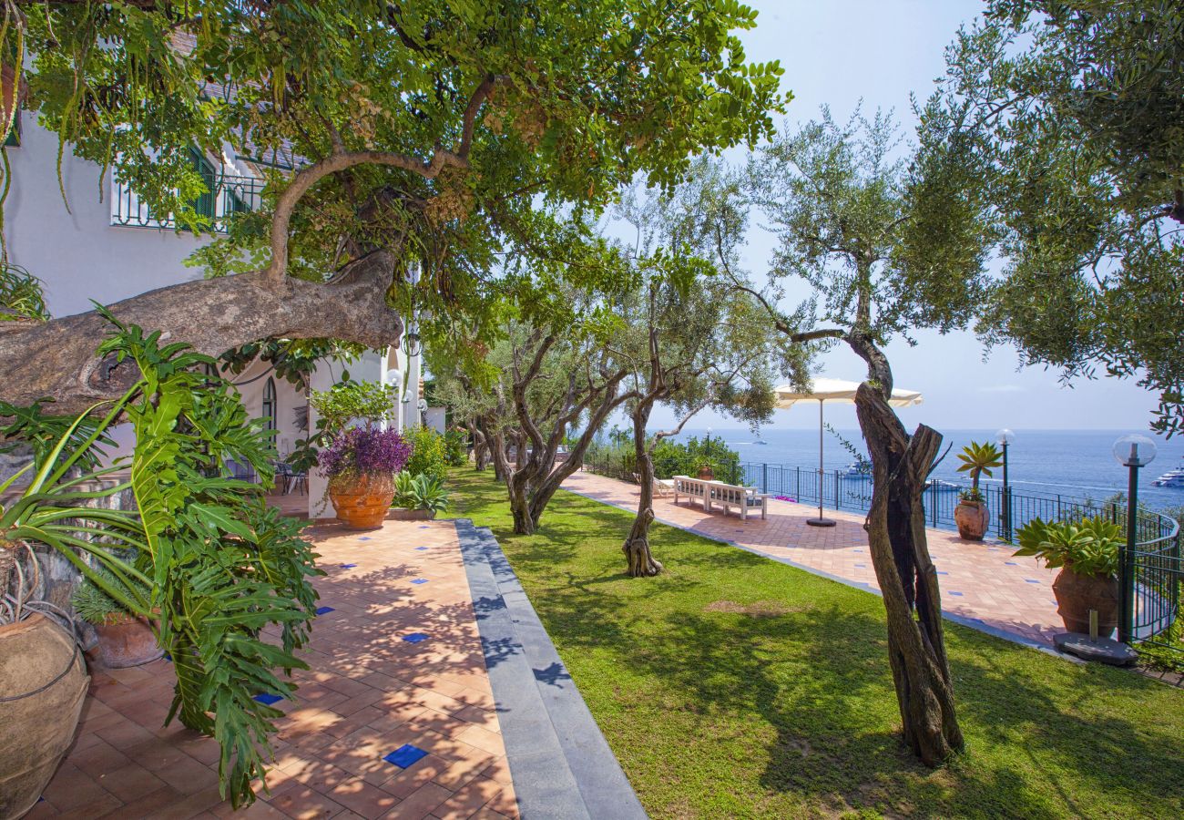 Villa a Positano - AMORE RENTALS - Villa Lo Scoglio con Accesso Diretto al Mare e Giardino 