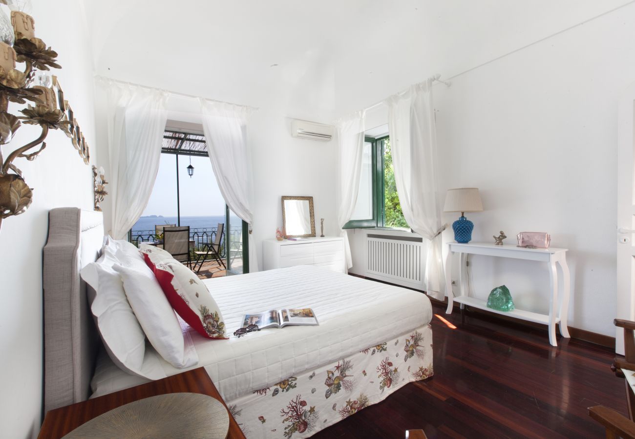 Villa a Positano - AMORE RENTALS - Villa Lo Scoglio con Accesso Diretto al Mare e Giardino 