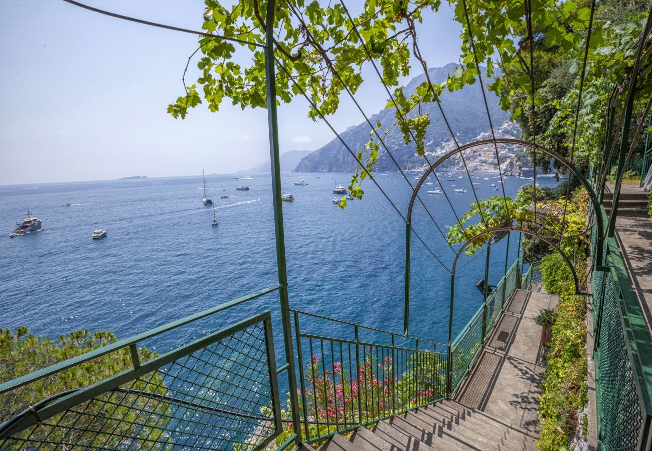 Villa a Positano - AMORE RENTALS - Villa Lo Scoglio con Accesso Diretto al Mare e Giardino 