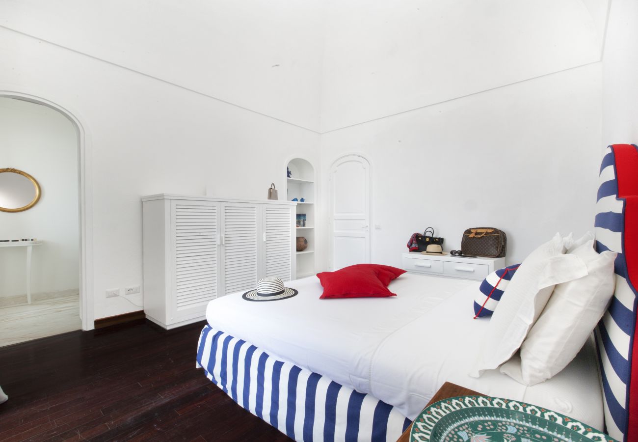 Villa a Positano - AMORE RENTALS - Villa Lo Scoglio con Accesso Diretto al Mare e Giardino 