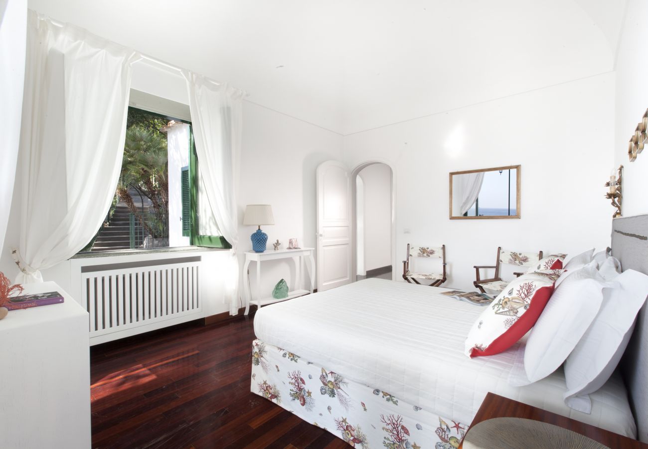 Villa a Positano - AMORE RENTALS - Villa Lo Scoglio con Accesso Diretto al Mare e Giardino 