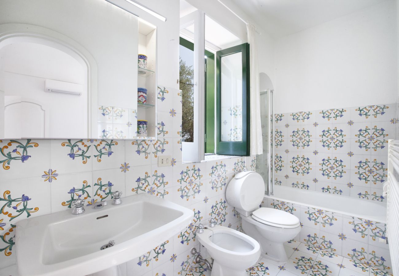 Villa a Positano - AMORE RENTALS - Villa Lo Scoglio con Accesso Diretto al Mare e Giardino 