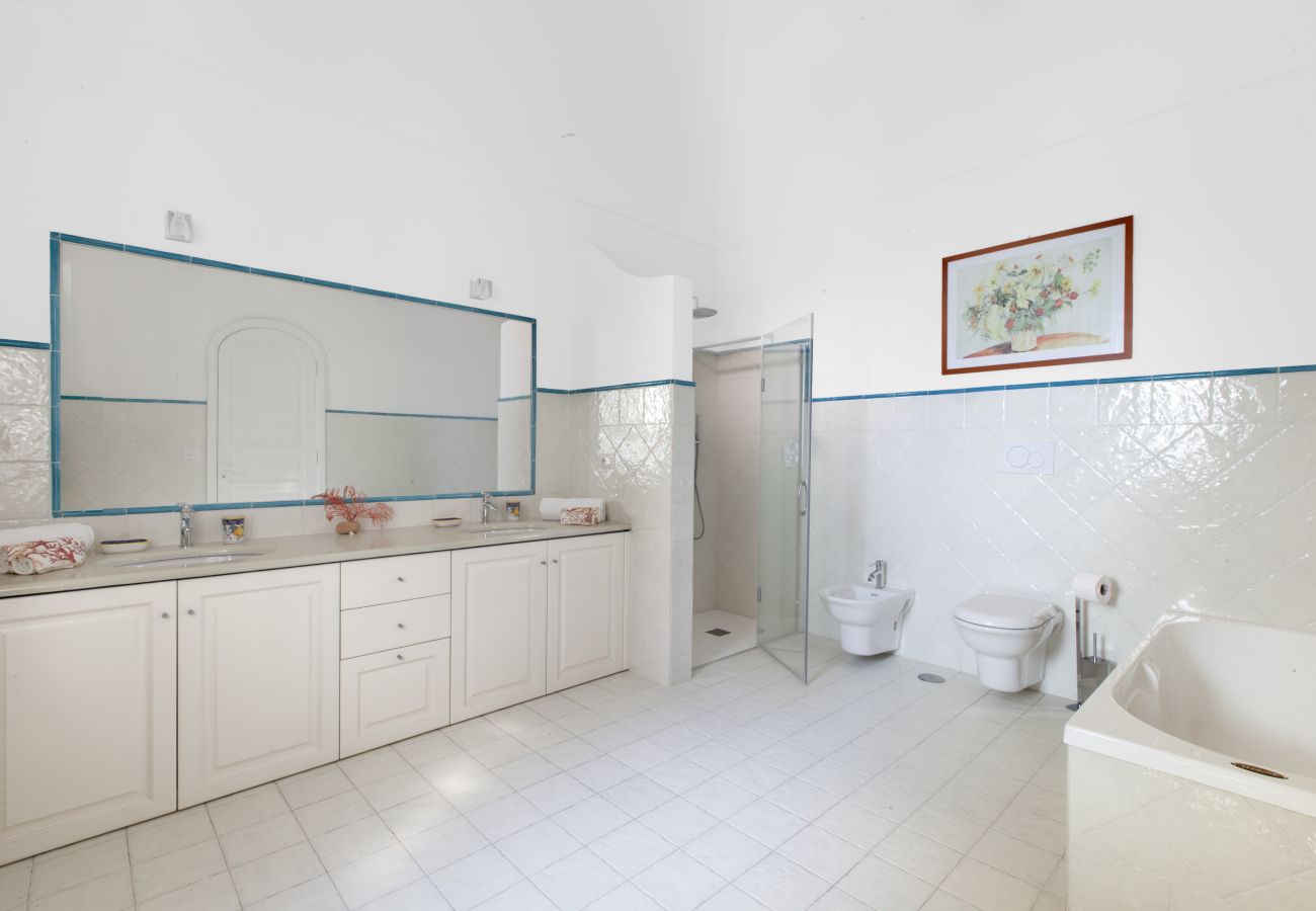 Villa a Positano - AMORE RENTALS - Villa Lo Scoglio con Accesso Diretto al Mare e Giardino 