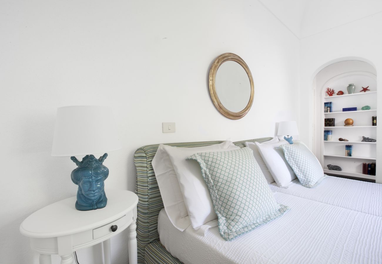 Villa a Positano - AMORE RENTALS - Villa Lo Scoglio con Accesso Diretto al Mare e Giardino 