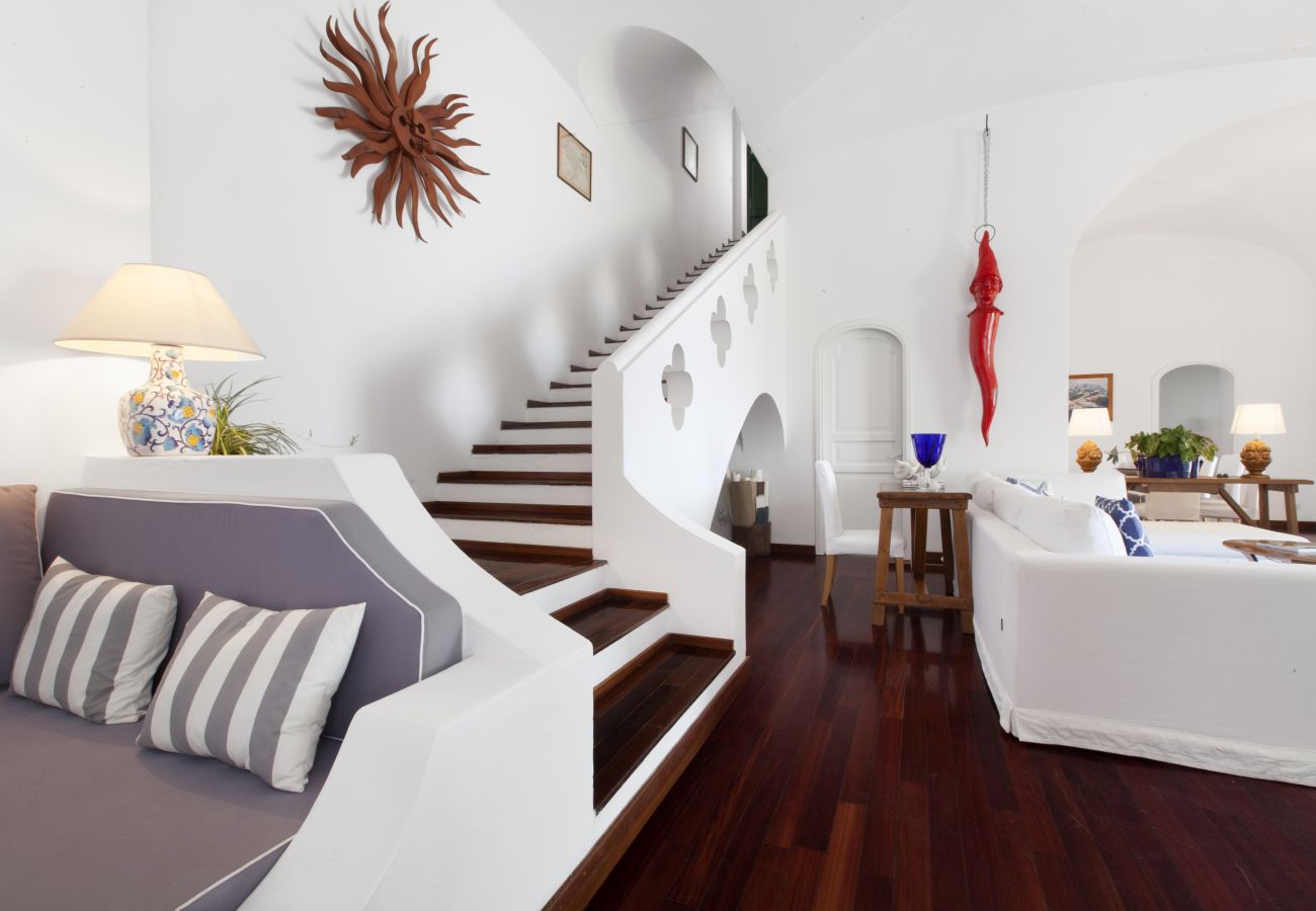 Villa a Positano - AMORE RENTALS - Villa Lo Scoglio con Accesso Diretto al Mare e Giardino 