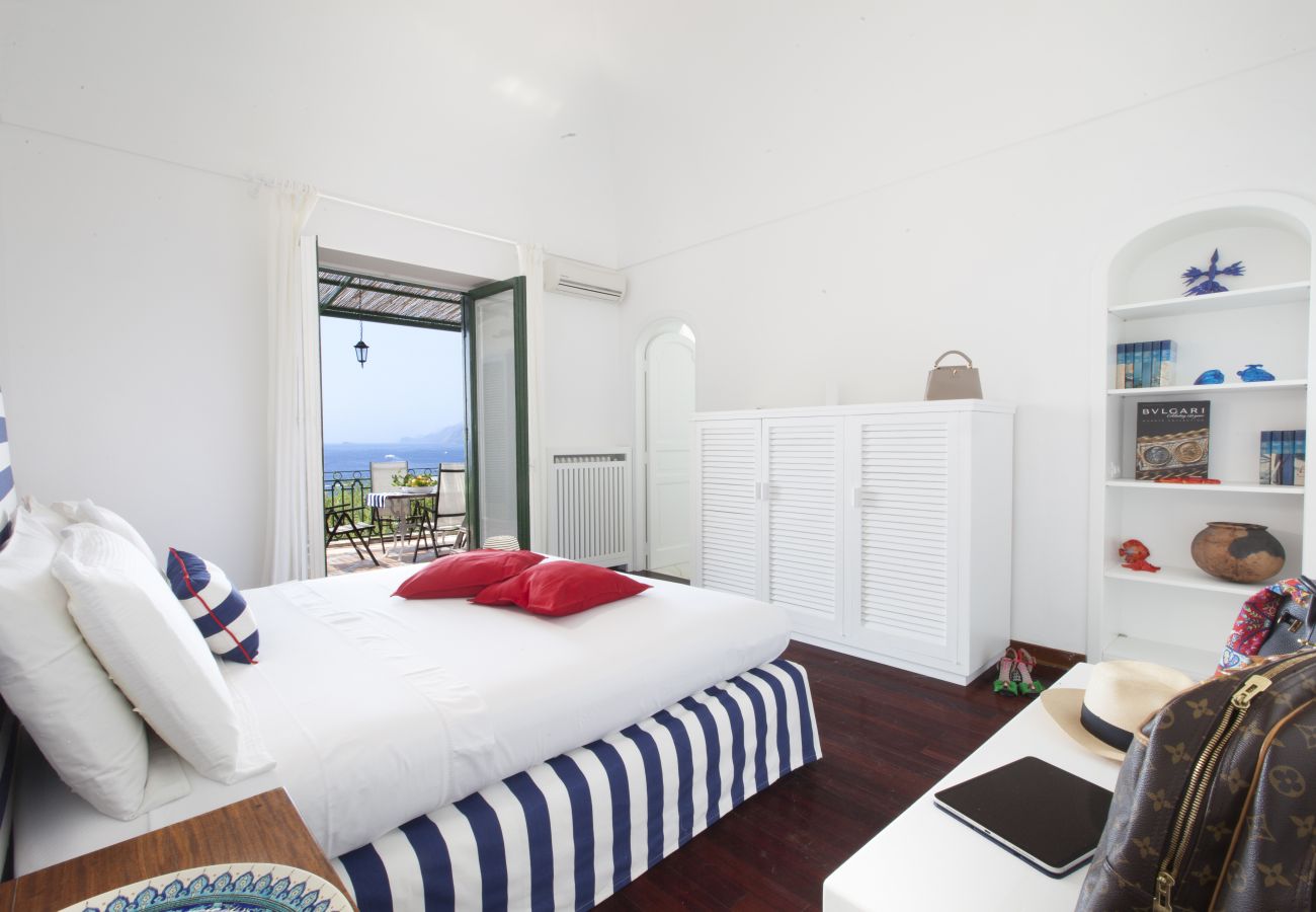 Villa a Positano - AMORE RENTALS - Villa Lo Scoglio con Accesso Diretto al Mare e Giardino 