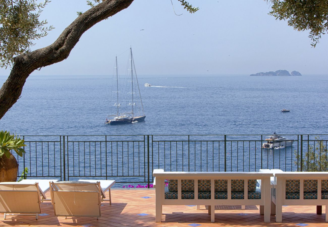 Villa a Positano - AMORE RENTALS - Villa Lo Scoglio con Accesso Diretto al Mare e Giardino 