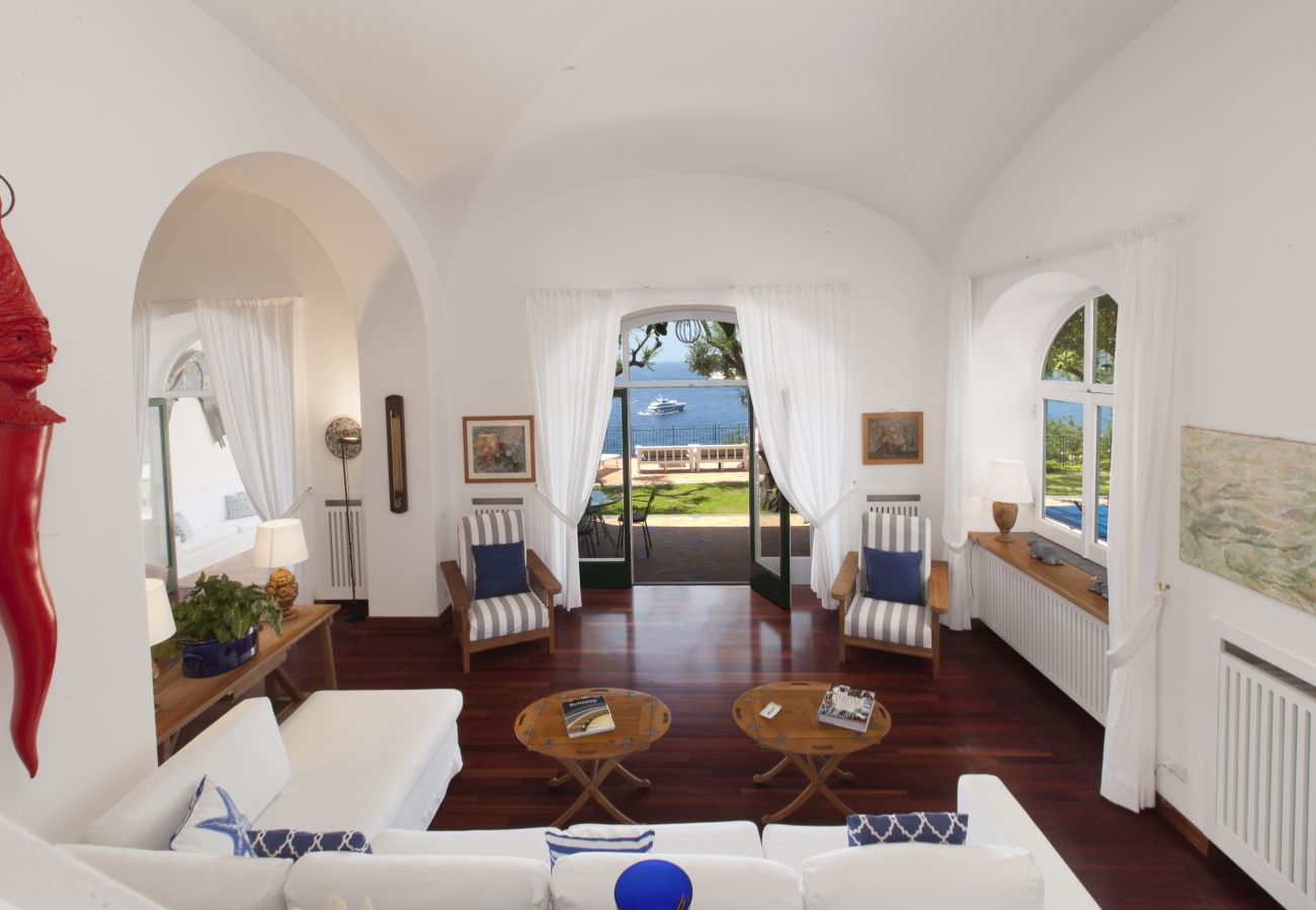 Villa a Positano - AMORE RENTALS - Villa Lo Scoglio con Accesso Diretto al Mare e Giardino 