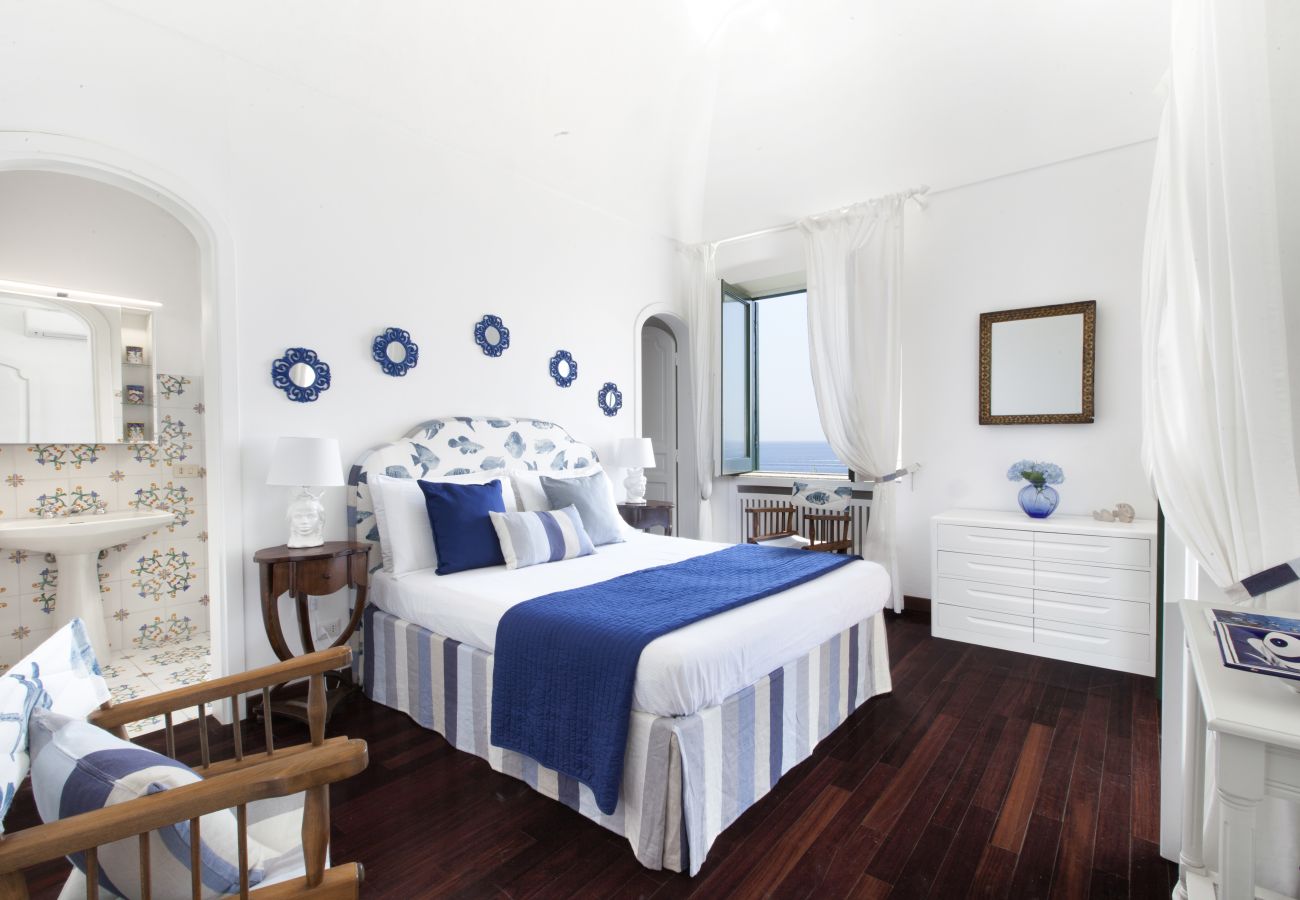 Villa a Positano - AMORE RENTALS - Villa Lo Scoglio con Accesso Diretto al Mare e Giardino 