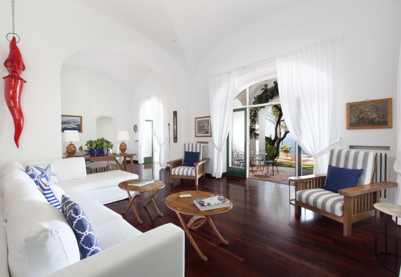 Villa a Positano - AMORE RENTALS - Villa Lo Scoglio con Accesso Diretto al Mare e Giardino 