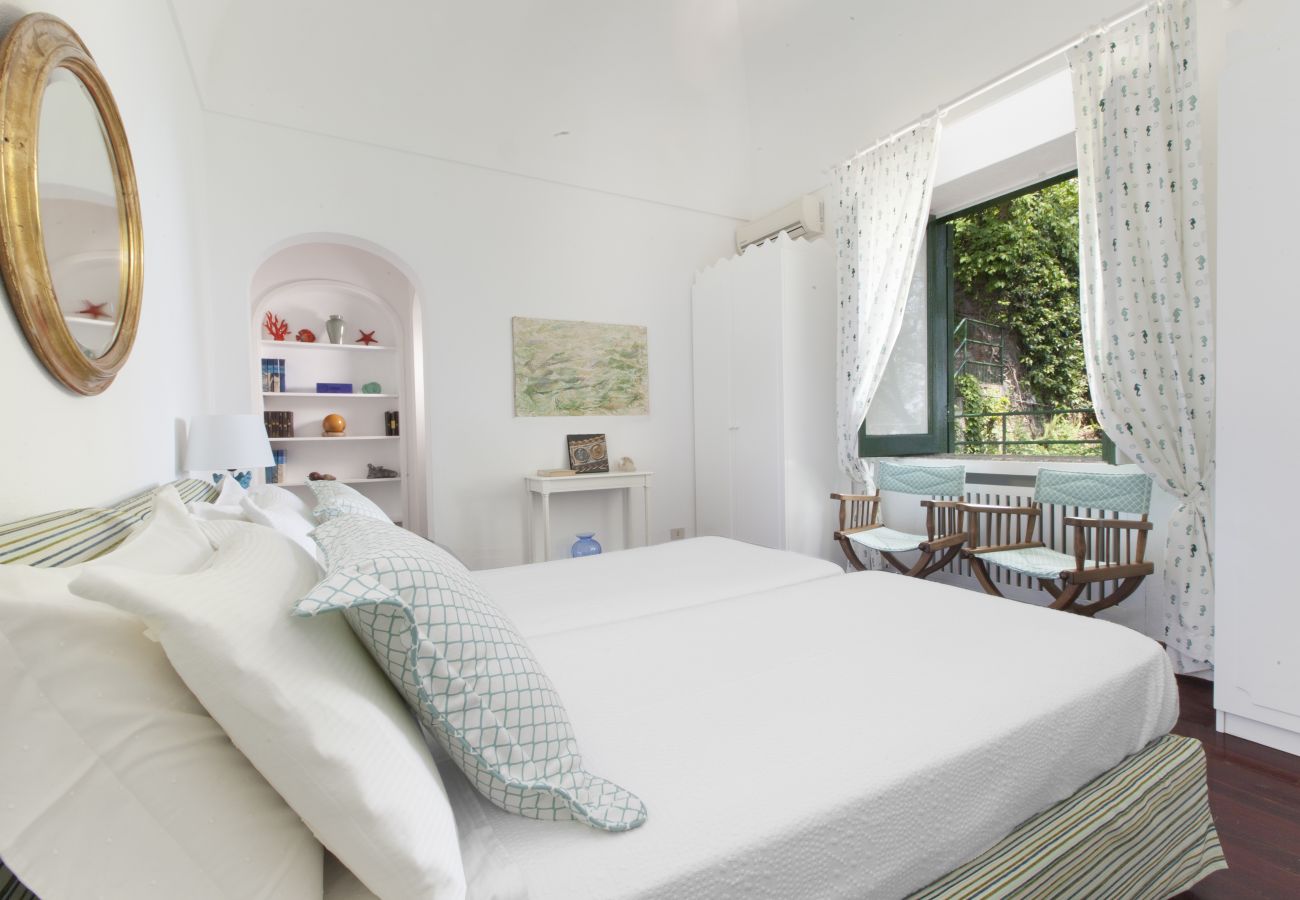 Villa a Positano - AMORE RENTALS - Villa Lo Scoglio con Accesso Diretto al Mare e Giardino 