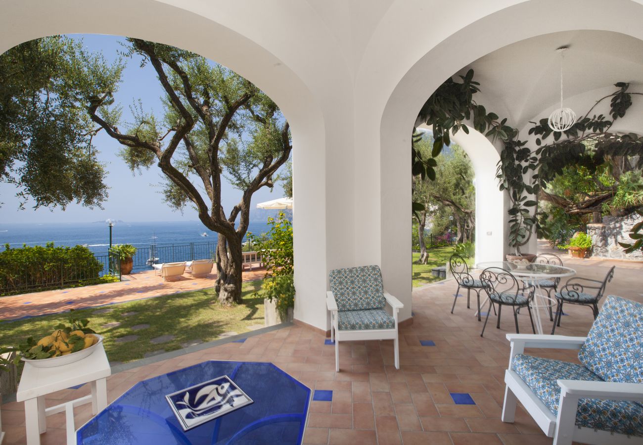 Villa a Positano - AMORE RENTALS - Villa Lo Scoglio con Accesso Diretto al Mare e Giardino 