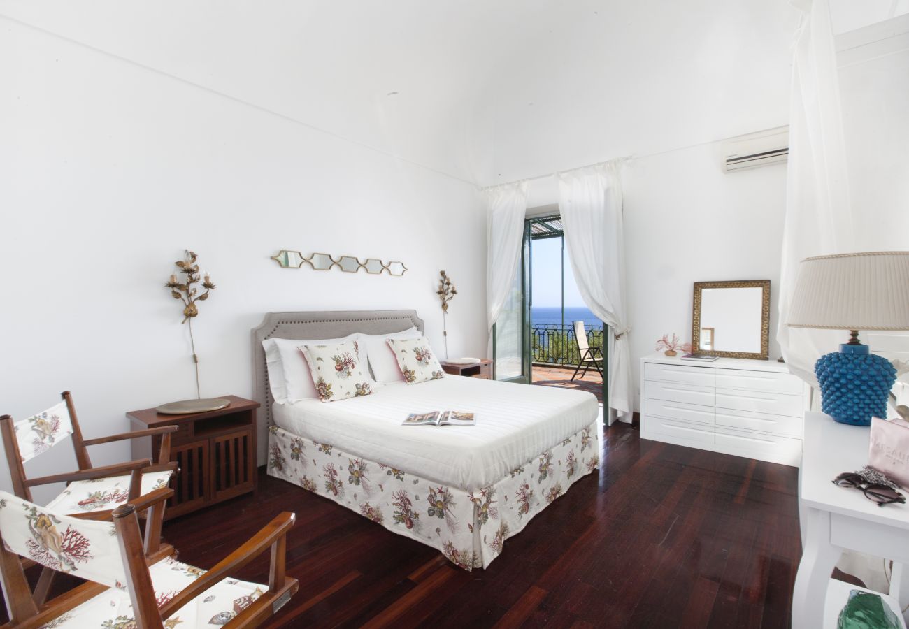Villa a Positano - AMORE RENTALS - Villa Lo Scoglio con Accesso Diretto al Mare e Giardino 