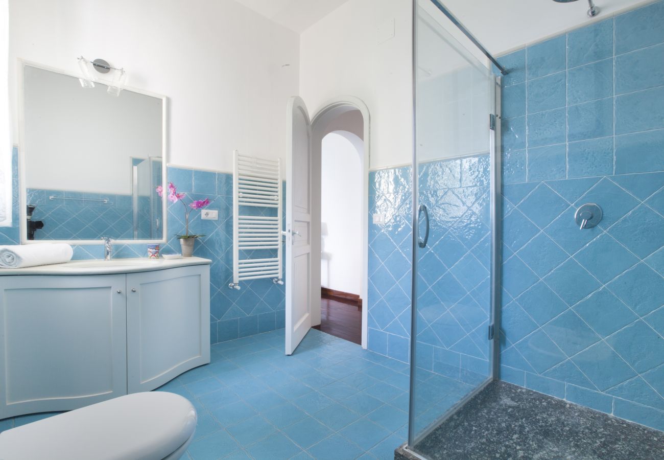 Villa a Positano - AMORE RENTALS - Villa Lo Scoglio con Accesso Diretto al Mare e Giardino 
