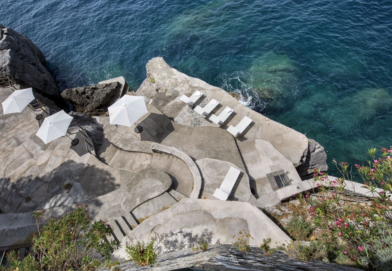 Villa a Positano - AMORE RENTALS - Villa Lo Scoglio con Accesso Diretto al Mare e Giardino 
