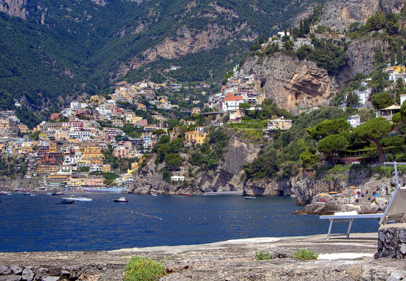 Villa a Positano - AMORE RENTALS - Villa Lo Scoglio con Accesso Diretto al Mare e Giardino 