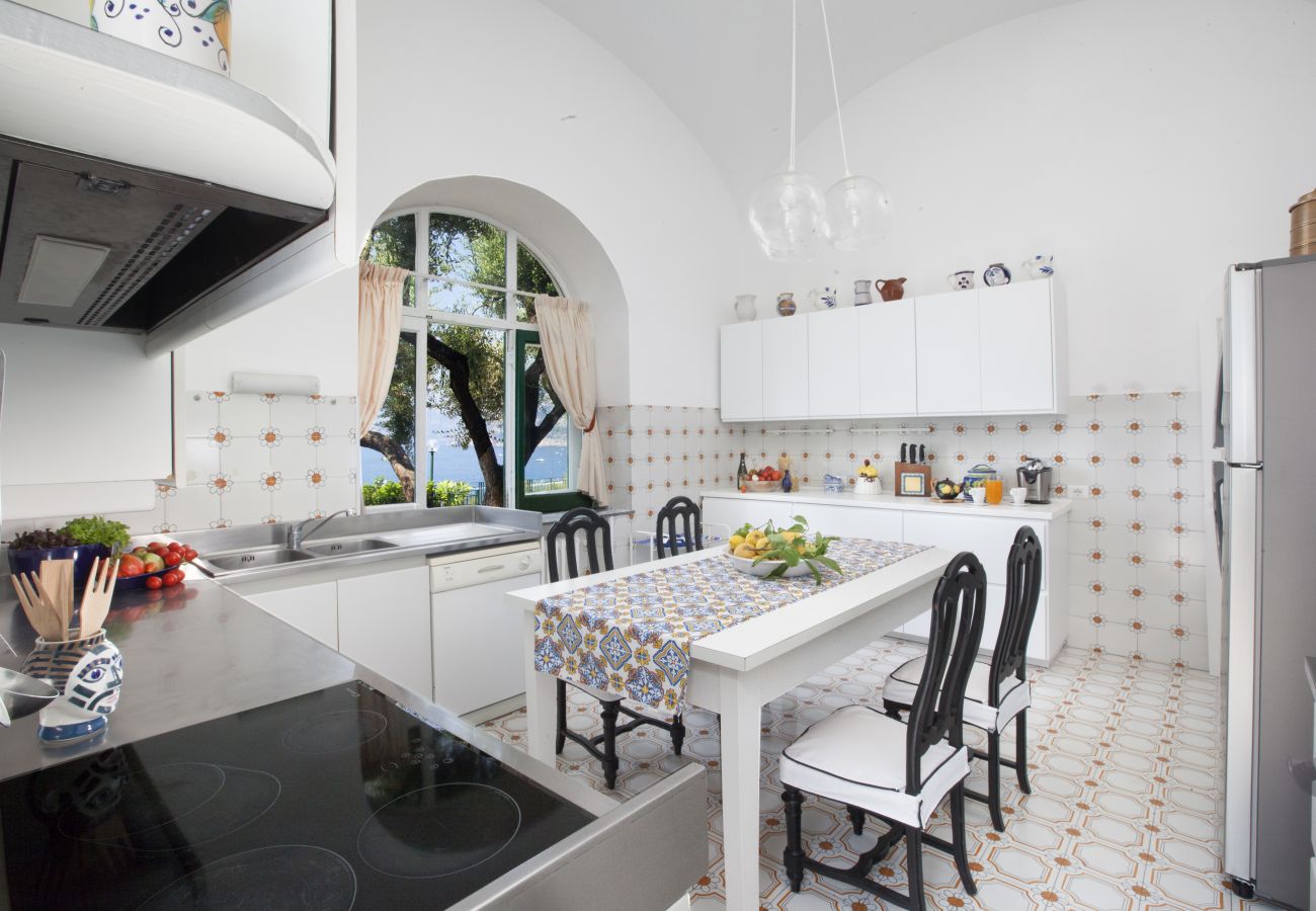 Villa a Positano - AMORE RENTALS - Villa Lo Scoglio con Accesso Diretto al Mare e Giardino 