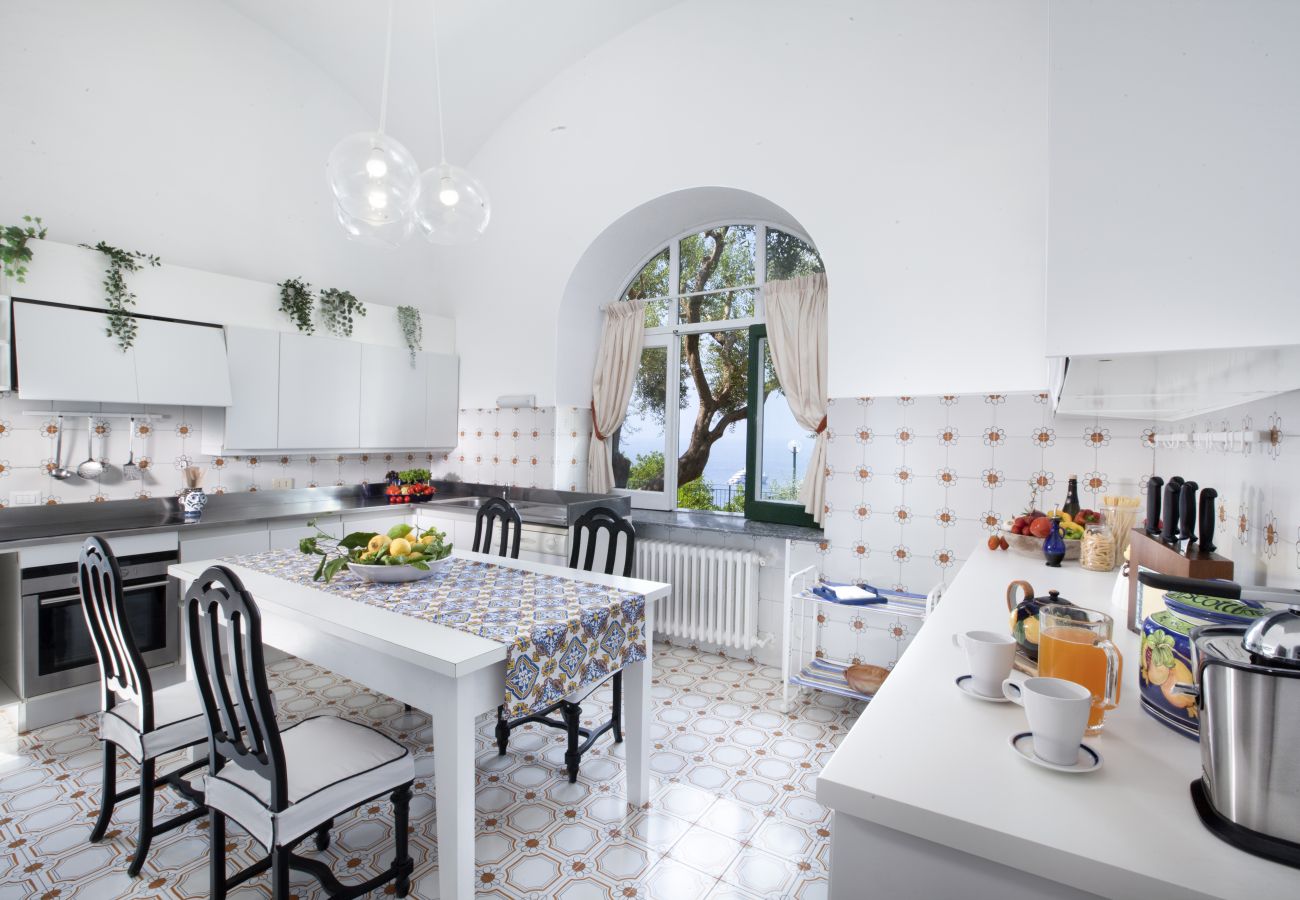 Villa a Positano - AMORE RENTALS - Villa Lo Scoglio con Accesso Diretto al Mare e Giardino 