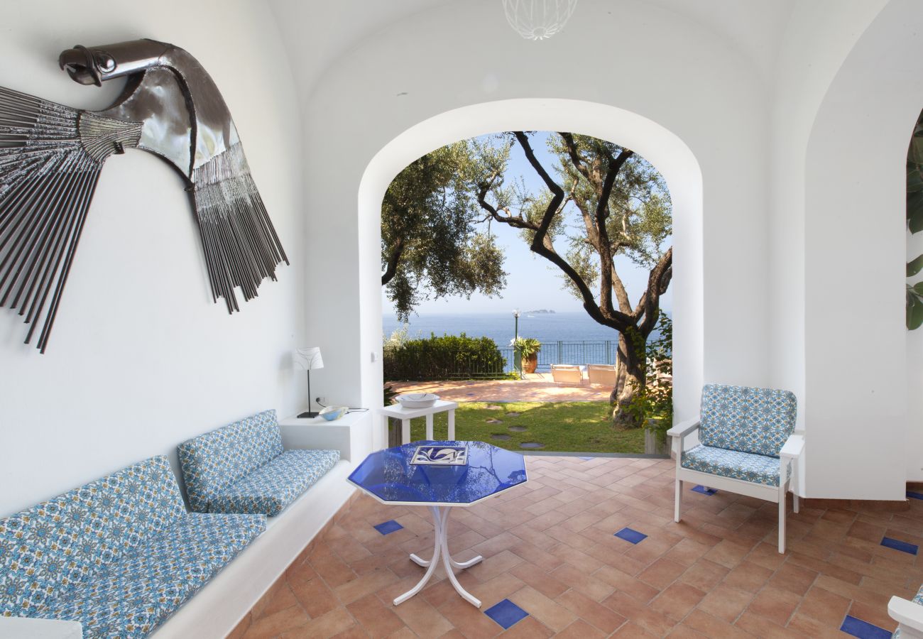 Villa a Positano - AMORE RENTALS - Villa Lo Scoglio con Accesso Diretto al Mare e Giardino 