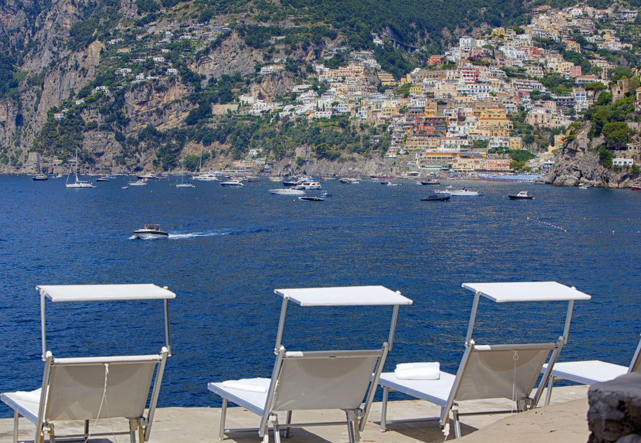 Villa a Positano - AMORE RENTALS - Villa Lo Scoglio con Accesso Diretto al Mare e Giardino 
