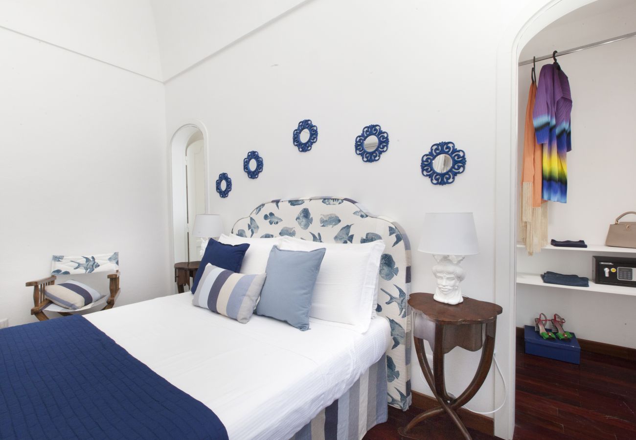 Villa a Positano - AMORE RENTALS - Villa Lo Scoglio con Accesso Diretto al Mare e Giardino 