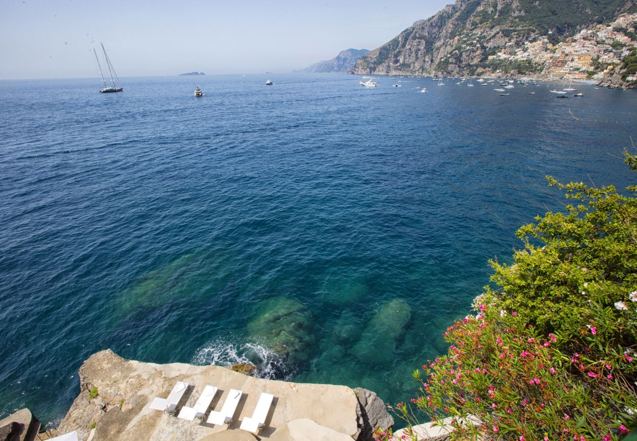 Villa a Positano - AMORE RENTALS - Villa Lo Scoglio con Accesso Diretto al Mare e Giardino 