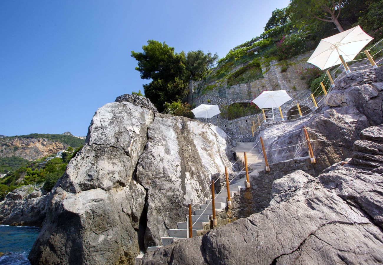 Villa a Positano - AMORE RENTALS - Villa Lo Scoglio con Accesso Diretto al Mare e Giardino 