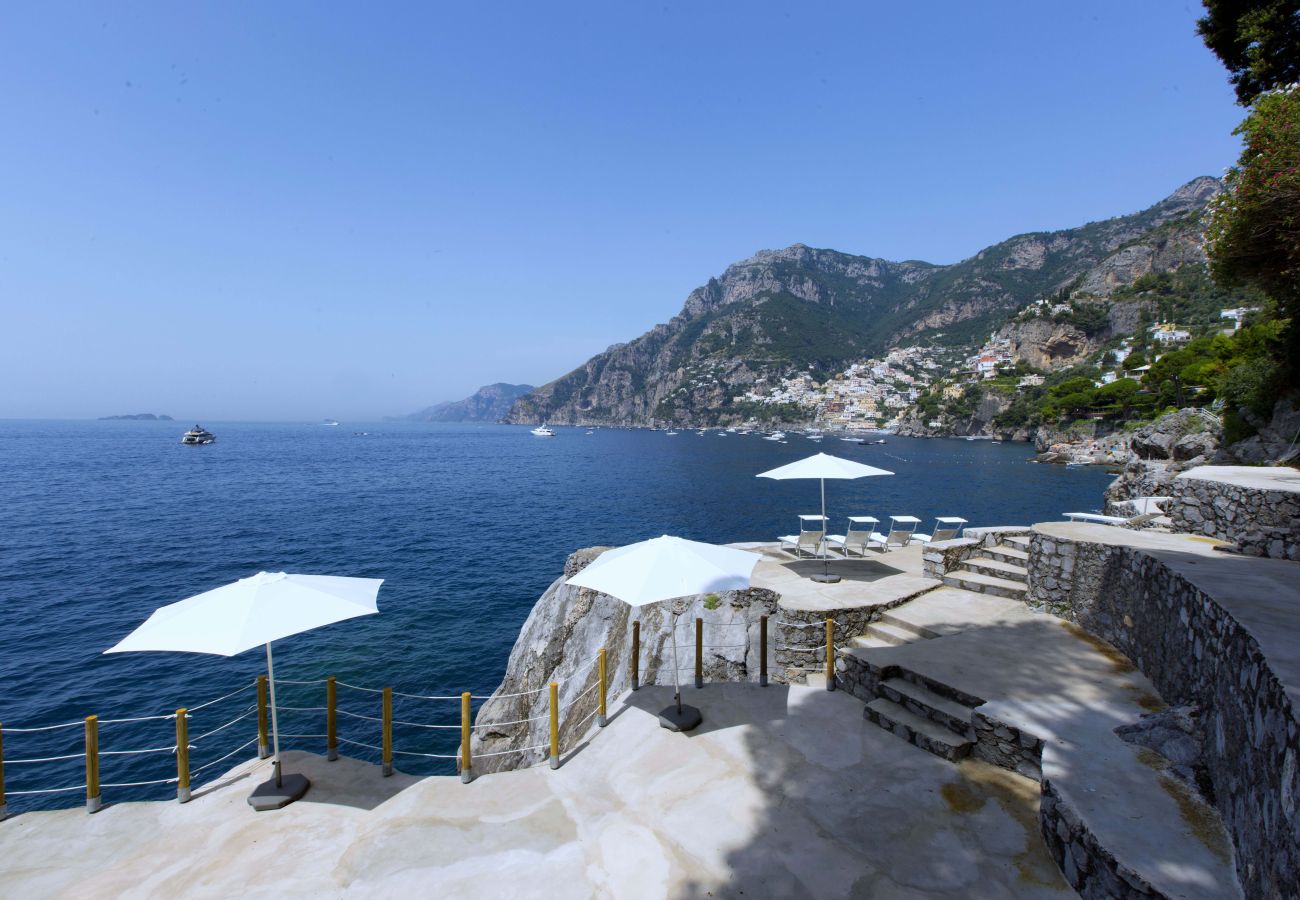Villa a Positano - AMORE RENTALS - Villa Lo Scoglio con Accesso Diretto al Mare e Giardino 