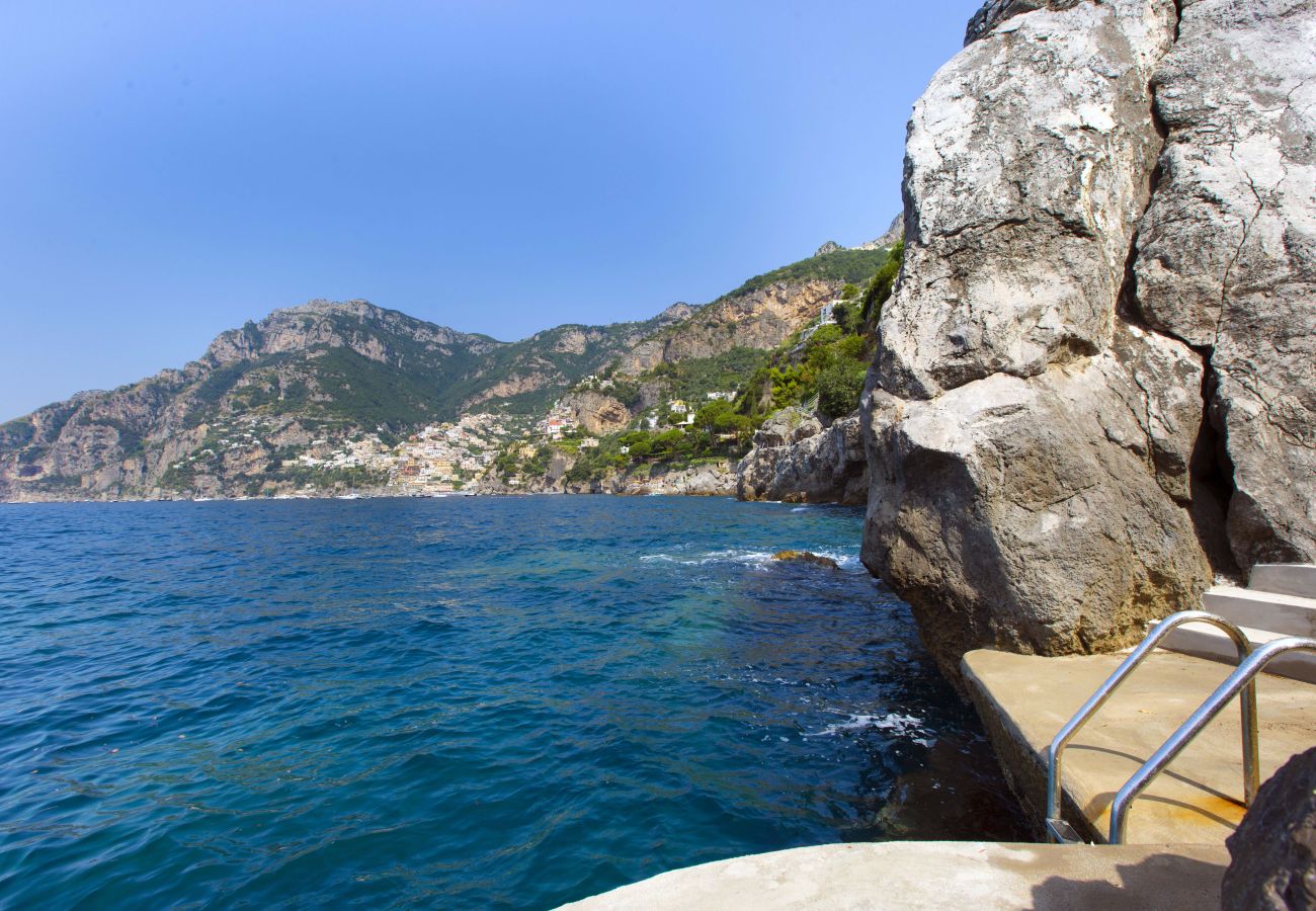Villa a Positano - AMORE RENTALS - Villa Lo Scoglio con Accesso Diretto al Mare e Giardino 