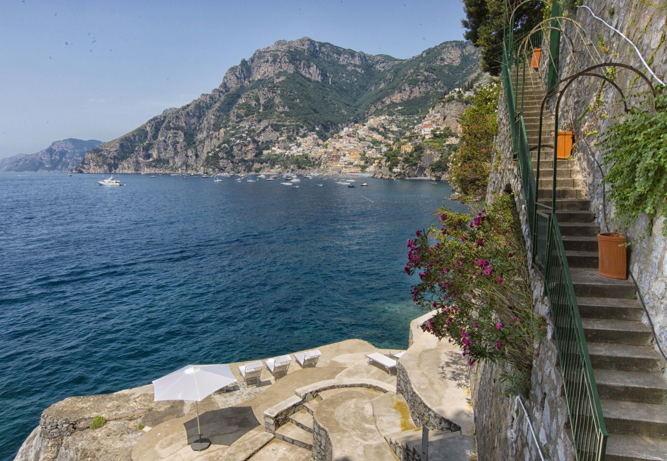 Villa a Positano - AMORE RENTALS - Villa Lo Scoglio con Accesso Diretto al Mare e Giardino 