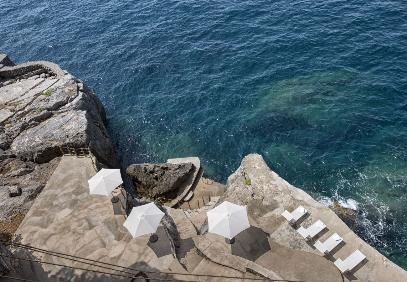 Villa a Positano - AMORE RENTALS - Villa Lo Scoglio con Accesso Diretto al Mare e Giardino 