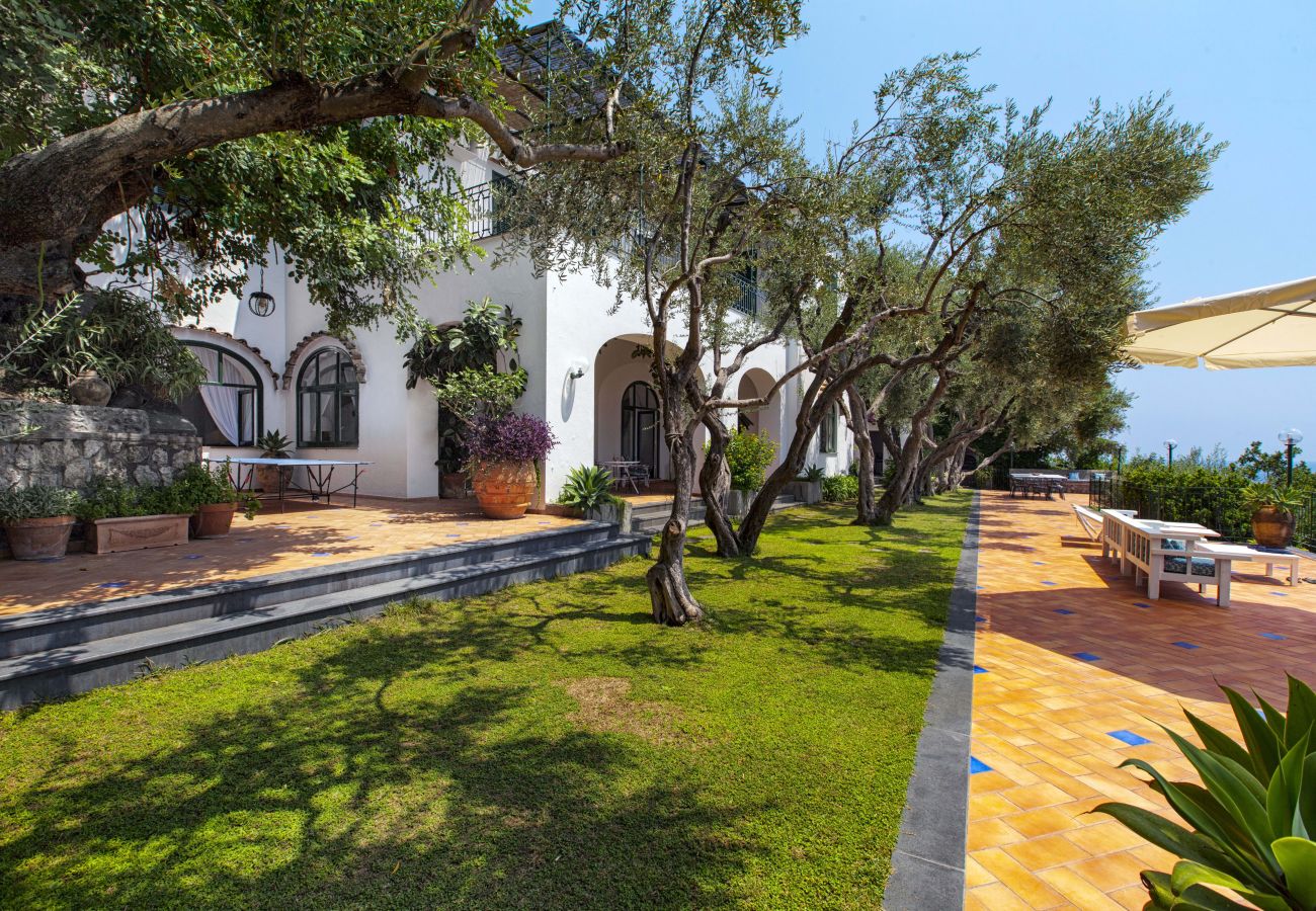 Villa a Positano - AMORE RENTALS - Villa Lo Scoglio con Accesso Diretto al Mare e Giardino 