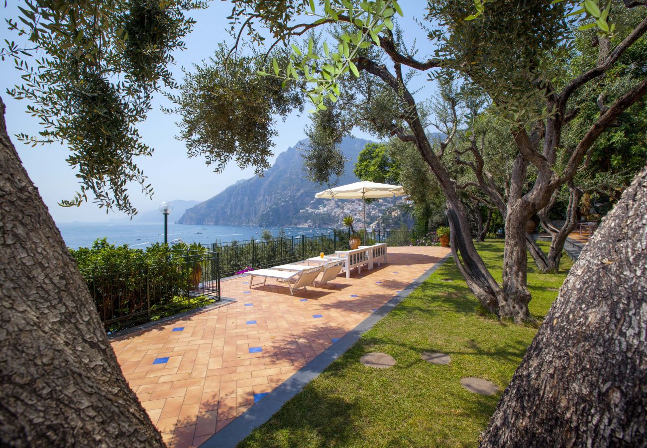 Villa a Positano - AMORE RENTALS - Villa Lo Scoglio con Accesso Diretto al Mare e Giardino 