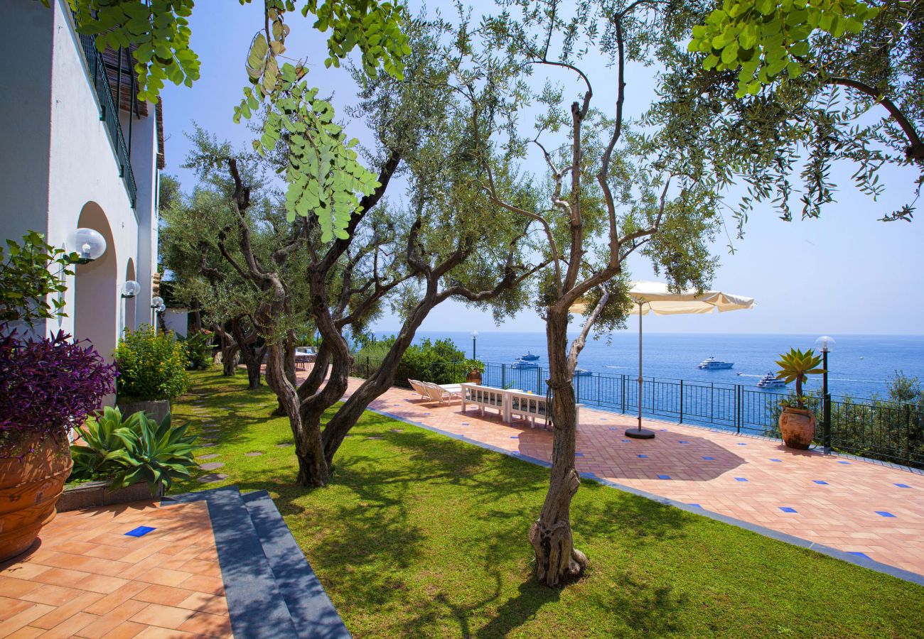 Villa a Positano - AMORE RENTALS - Villa Lo Scoglio con Accesso Diretto al Mare e Giardino 