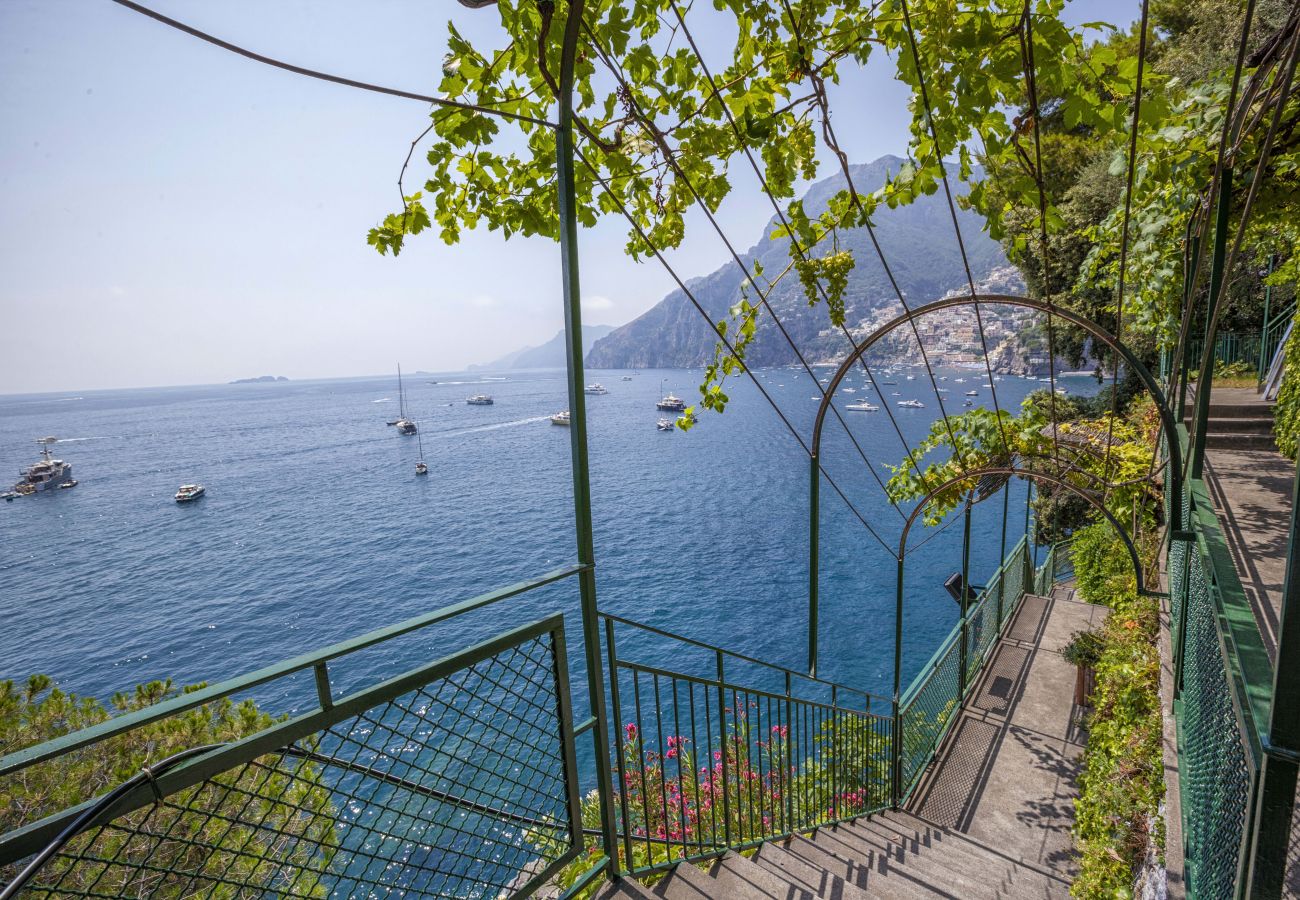 Villa a Positano - AMORE RENTALS - Villa Lo Scoglio con Accesso Diretto al Mare e Giardino 