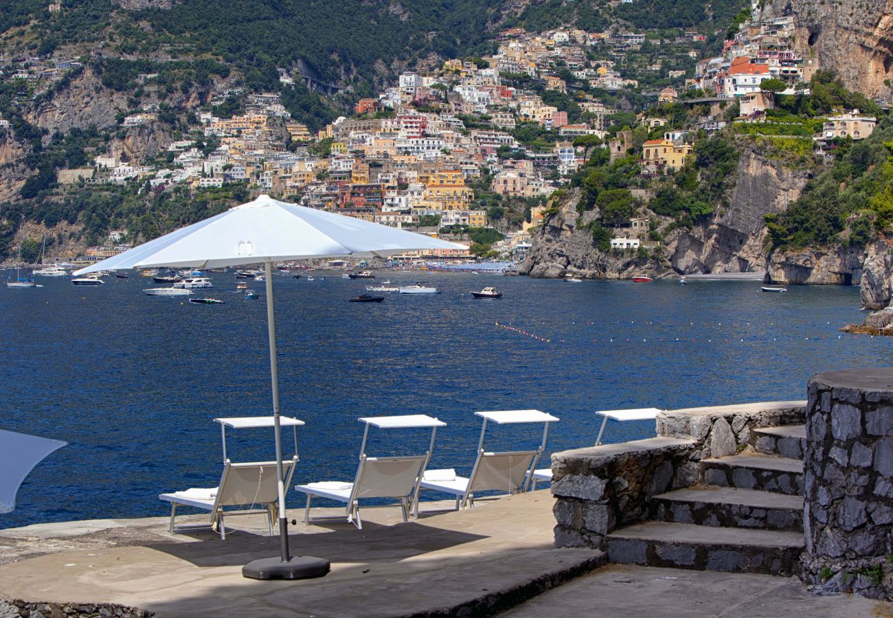Villa a Positano - AMORE RENTALS - Villa Lo Scoglio con Accesso Diretto al Mare e Giardino 