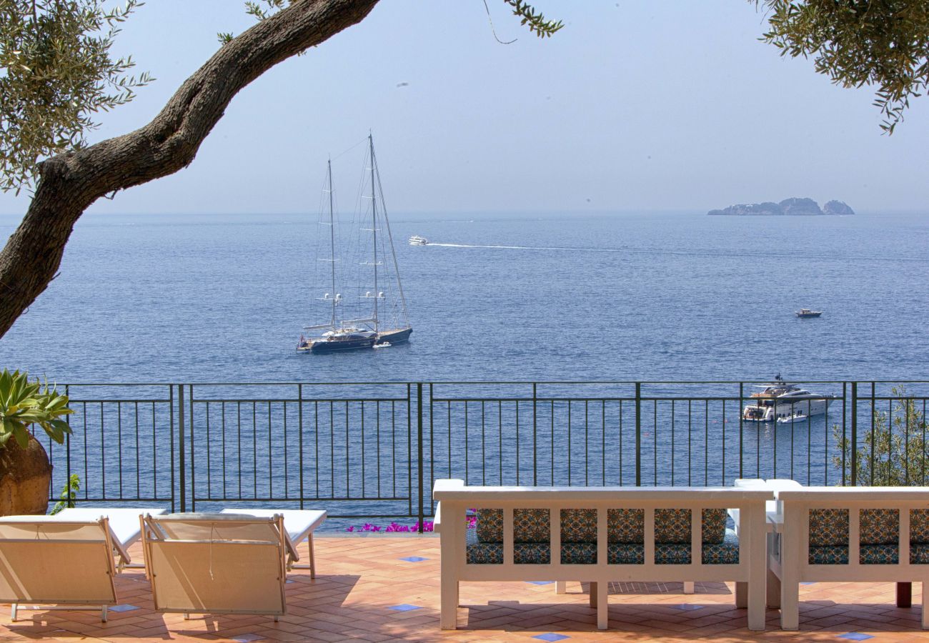 Villa a Positano - AMORE RENTALS - Villa Lo Scoglio con Accesso Diretto al Mare e Giardino 