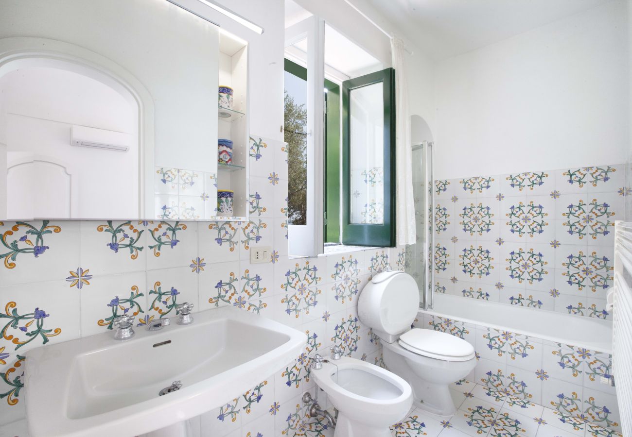 Villa a Positano - AMORE RENTALS - Villa Lo Scoglio con Accesso Diretto al Mare e Giardino 