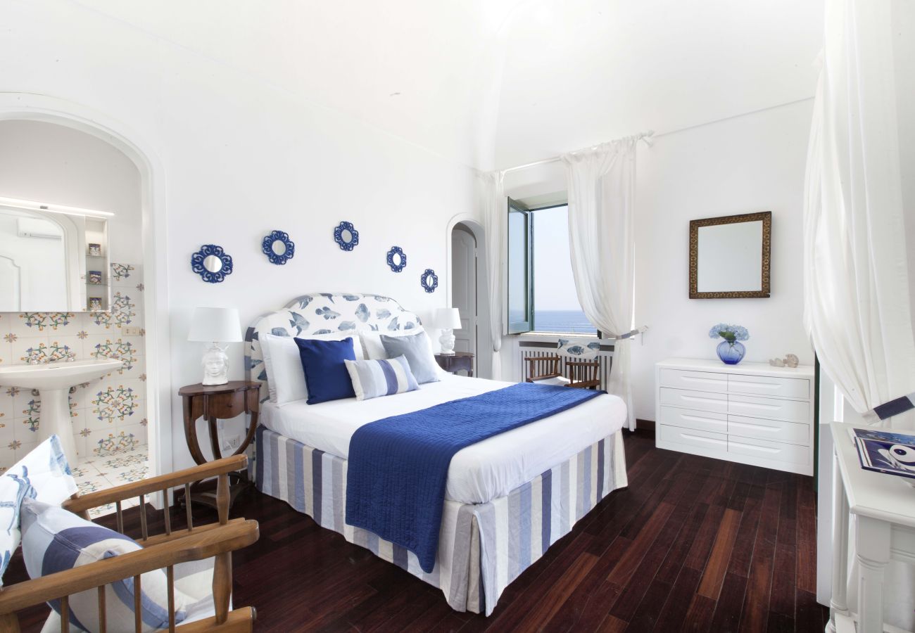 Villa a Positano - AMORE RENTALS - Villa Lo Scoglio con Accesso Diretto al Mare e Giardino 