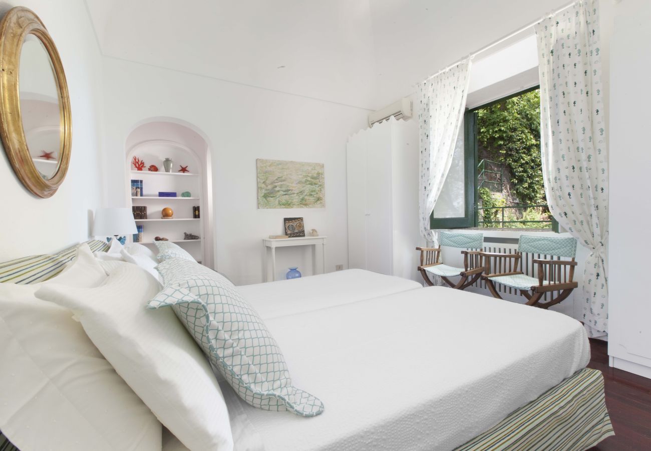 Villa a Positano - AMORE RENTALS - Villa Lo Scoglio con Accesso Diretto al Mare e Giardino 