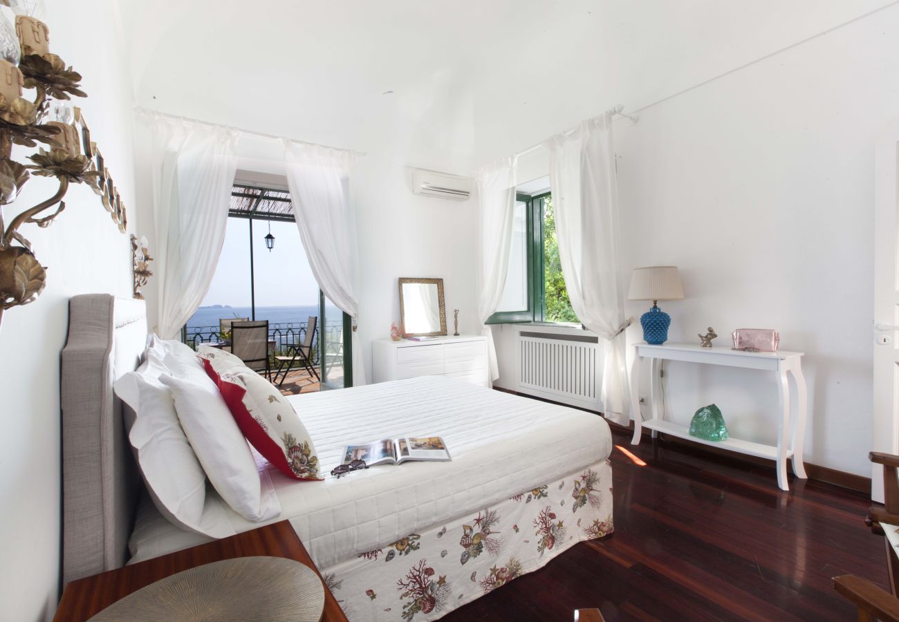 Villa a Positano - AMORE RENTALS - Villa Lo Scoglio con Accesso Diretto al Mare e Giardino 