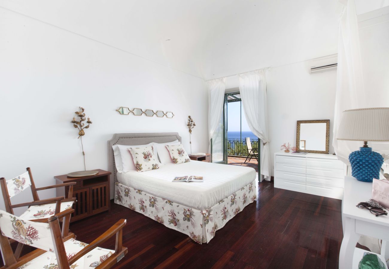 Villa a Positano - AMORE RENTALS - Villa Lo Scoglio con Accesso Diretto al Mare e Giardino 