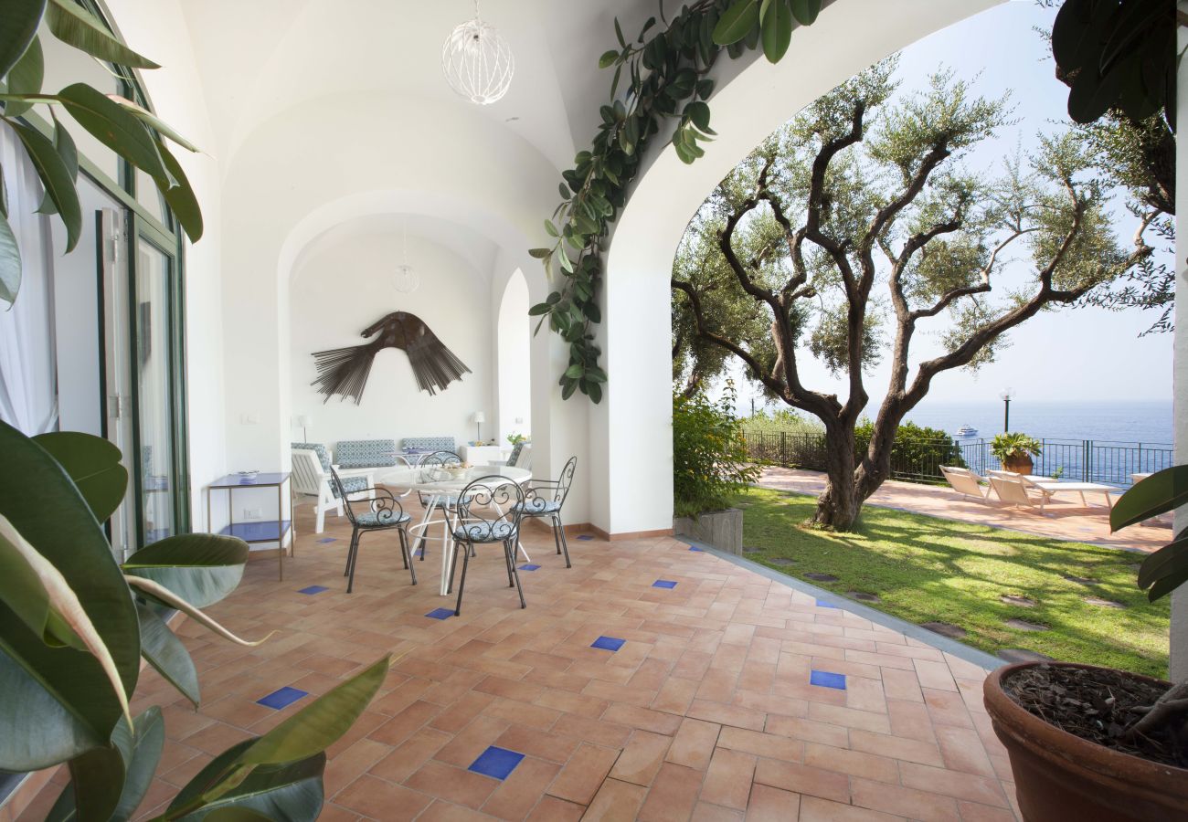Villa a Positano - AMORE RENTALS - Villa Lo Scoglio con Accesso Diretto al Mare e Giardino 